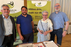 Auf dem Foto sieht man (v.l.) Bürgermeister Harald Krille, Fabian Kail-Hentschel und die Mitglieder der Klimaschutz AG Ute Schramm-Ehmke und Werner Schultz.